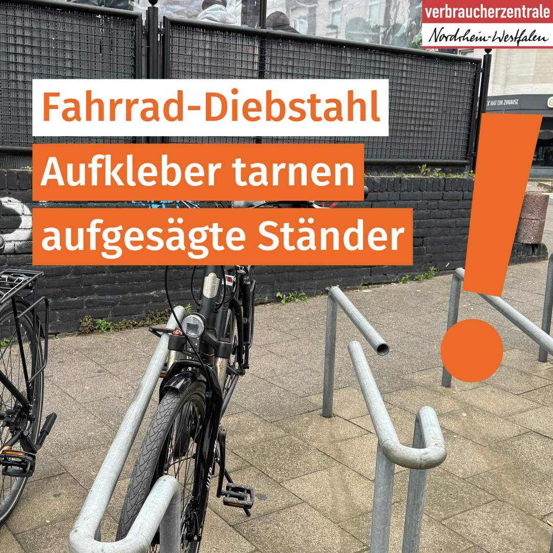 Drei eiserne Fahrradständer nebeneinander, an einem ist das Rohr sichtbar aufgesägt. Logo der Verbraucherzentrale Nordrhein-Westfalen sowie Text: "Fahrrad-Diebstahl: Aufkleber tarnen aufgesägte Ständer&quot;