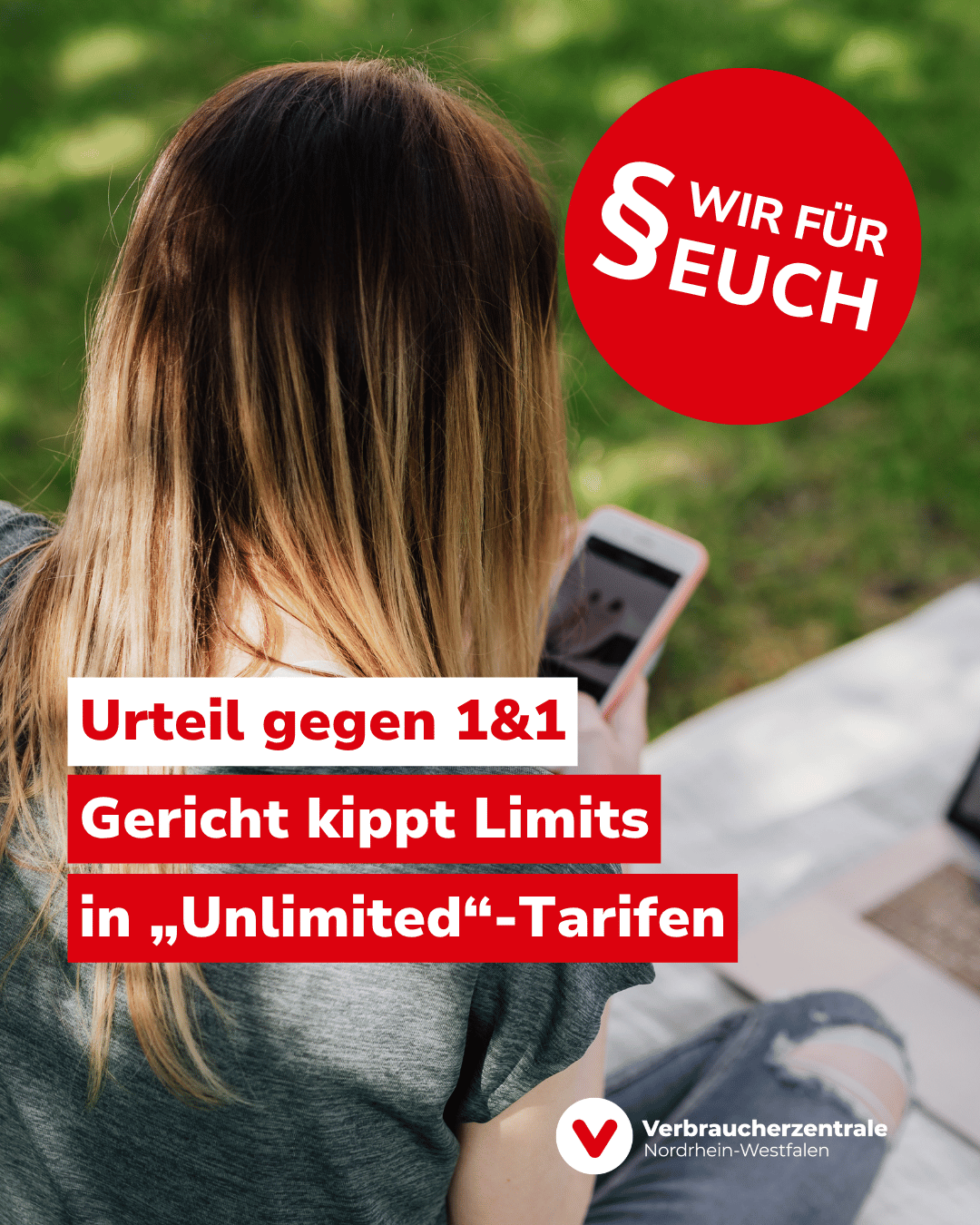 Eine Frau sitzt mit Laptop und Smartphone auf einer Decke im Gras, Text: "Wir für euch. Urteil gegen 1&1 – Gericht kippt Limits in „Unlimited“-Tarifen" und Logo der Verbraucherzentrale Nordrhein-Westfalen
